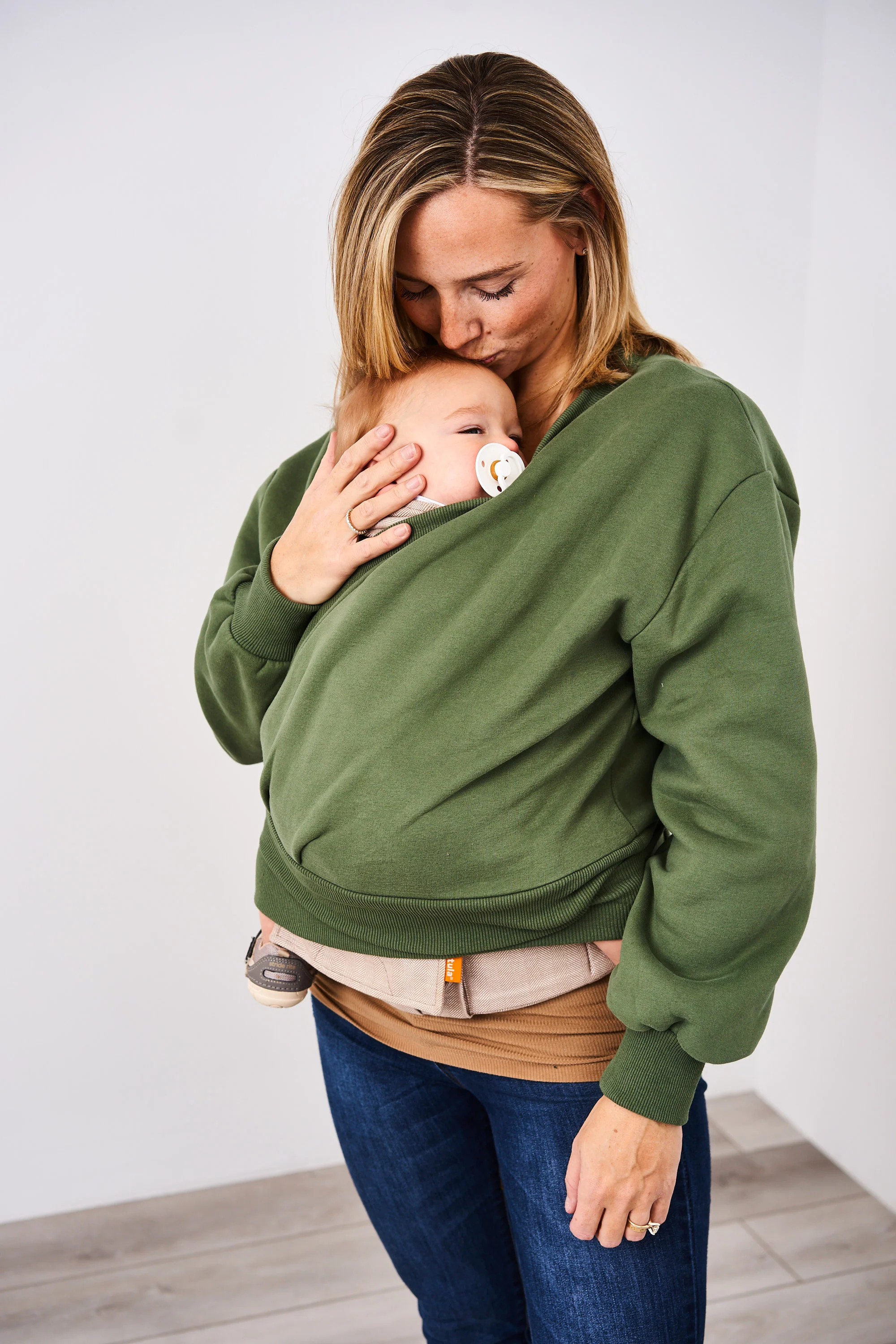 Latched Mama 635 Nest Nursing Wrap - Image 10