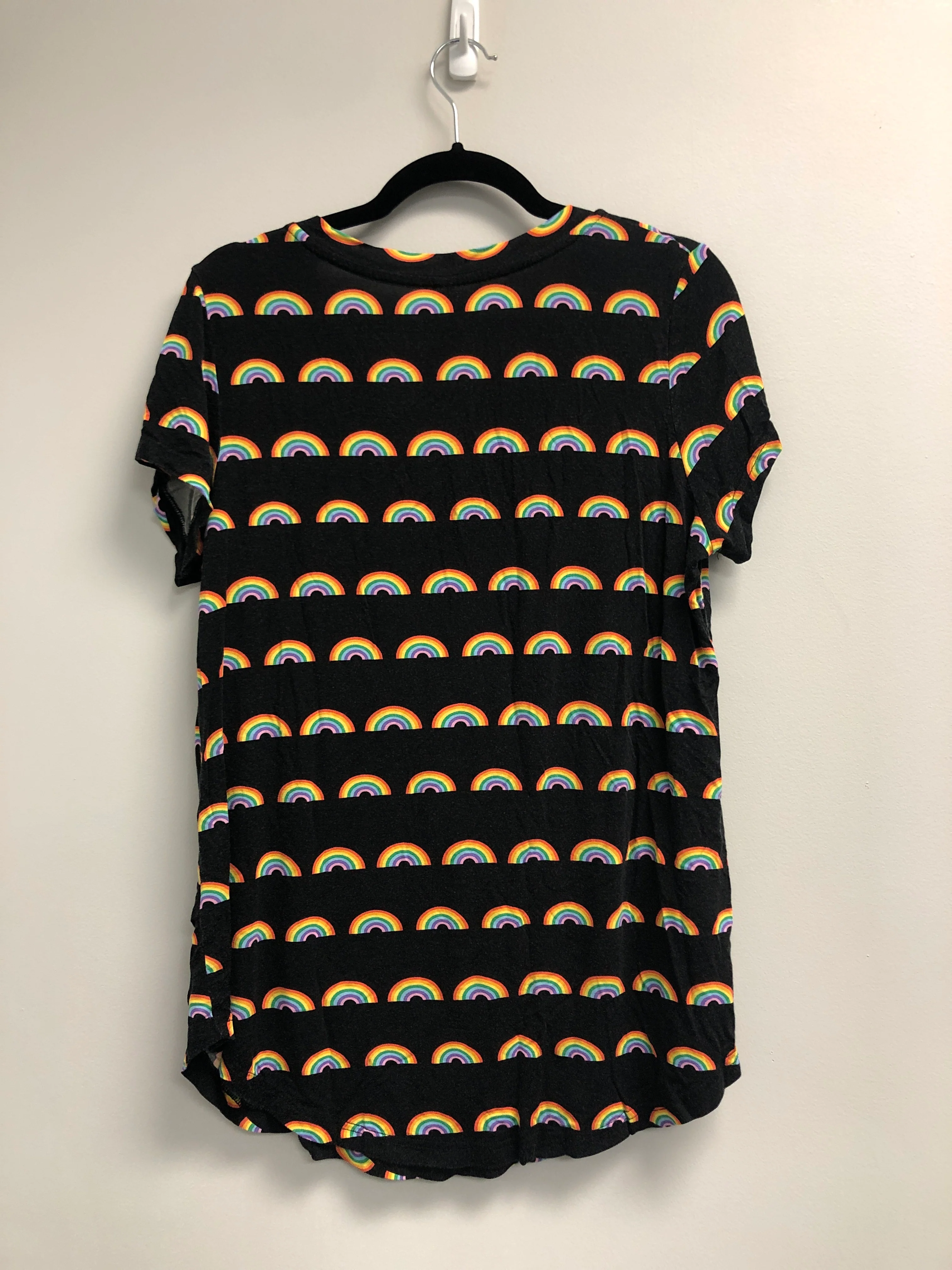 Outlet 7045 - Printed V-Neck Boyfriend Nursing Tee - Rainbow - Medium - Image 2